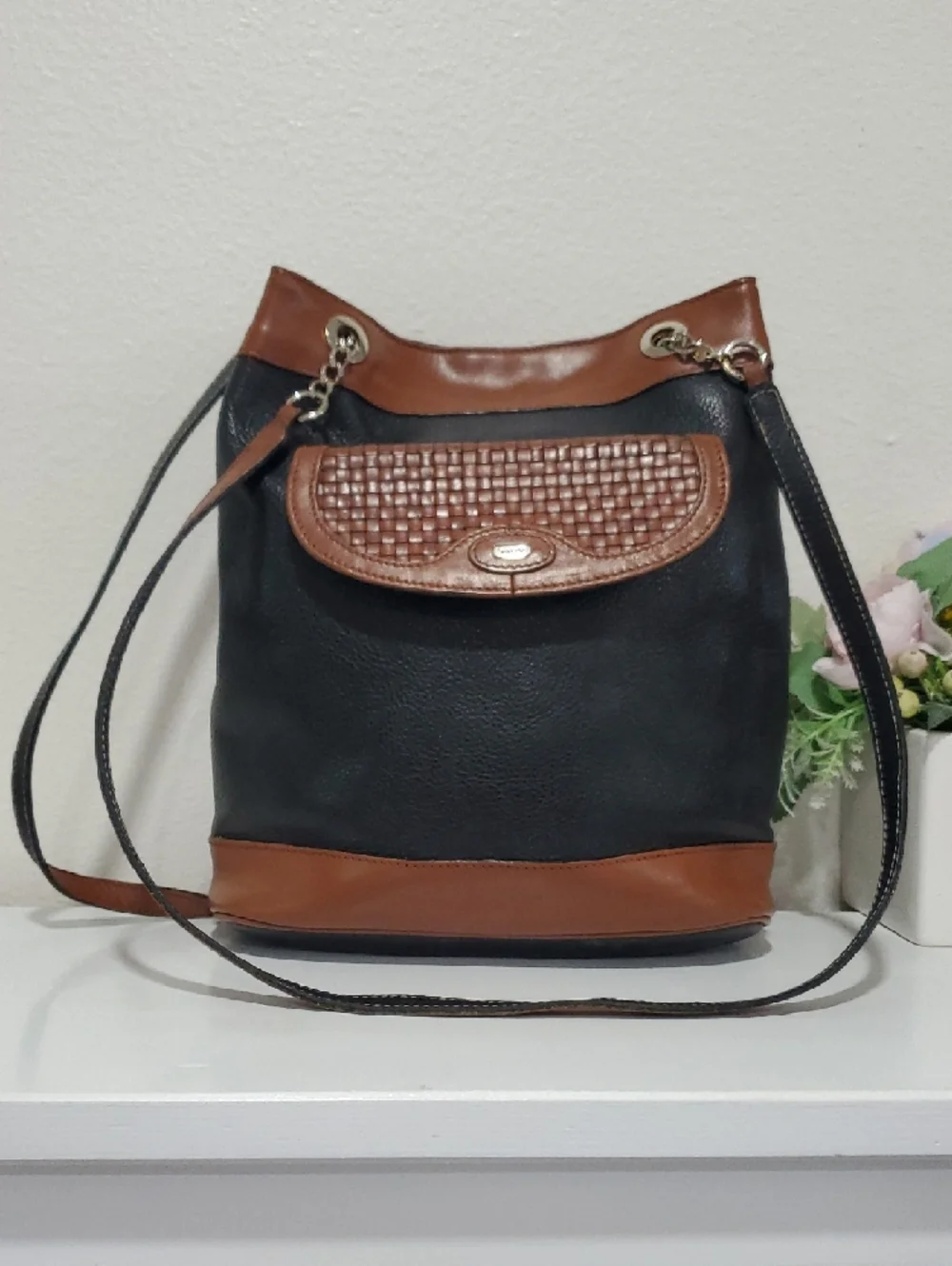 🇮🇹Vintage Bally Pebbled Black Leather Brown Trim Chain Shoulder Bag🤎🖤 - Picture 6 of 16